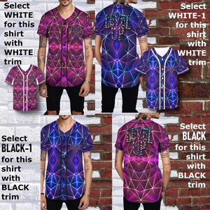 Puede incluir: Camisas estilo b&eacute;isbol con dise&ntilde;os geom&eacute;tricos en morado y azul, con el texto "LEVEL UP". Las camisas tienen opciones de ribete blanco o negro. La imagen tambi&eacute;n incluye el texto "Select WHITE for this shirt with WHITE trim" y "Select BLACK for this shirt with BLACK trim".