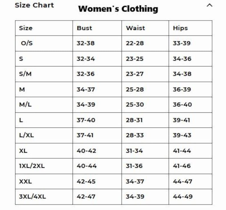 Może przedstawiać: Czarno-biała tabela rozmiar&oacute;w zatytułowana Size Chart i Women's Clothing. Tabela zawiera rozmiary od O/S do 3XL/4XL wraz z odpowiadającymi im wymiarami biustu, talii i bioder w calach, przedstawionymi w formie siatki z wyraźnymi czarnymi liniami.