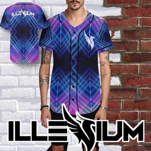 Puede incluir: Una camiseta de béisbol con un diseño geométrico vibrante en tonos de azul, morado y negro. La camiseta presenta la palabra "ILLENIUM" y un logotipo blanco en la parte delantera. La camiseta tiene cuello en V y mangas cortas.