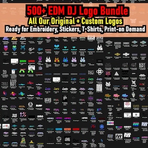 Può includere: Una collezione di oltre 500 loghi per DJ EDM in vari stili e colori. Il testo in alto recita "500+ EDM DJ Logo Bundle" e "All Our Original + Custom Logos". I loghi sono pronti per ricami, adesivi, t-shirt e stampa su richiesta.