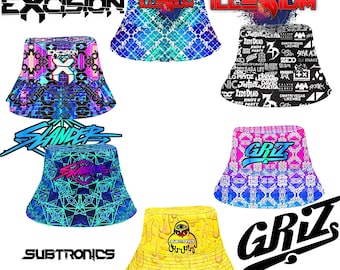 Könnte beinhalten: Eine Sammlung von sechs Fischerhüten mit verschiedenen grafischen Designs und Logos, darunter Excision, Illenium, Slander, Griz und Subtronics. Die Hüte zeigen lebendige Muster in Blau, Pink, Gelb und Schwarz mit deutlichem Künstler-Branding.