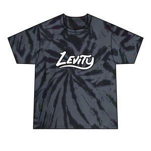 Puede incluir: Una camiseta de manga corta con un patrón de teñido anudado en espiral de color gris oscuro y negro. La palabra Levity está impresa en una fuente cursiva blanca, audaz y estilizada en el centro del pecho. La prenda tiene cuello redondo.