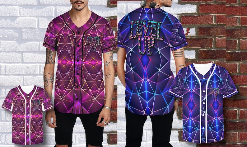 Puede incluir: Camiseta de b&eacute;isbol con un dise&ntilde;o geom&eacute;trico en tonos morados, rosas y azules. La parte delantera presenta el texto "LEVEL UP" y la trasera el mismo texto. La camiseta tiene cierre de botones y mangas cortas.