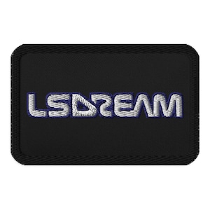 Puede incluir: Parche bordado negro con la palabra "LSDREAM" en letras blancas y azules.