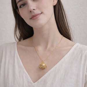 Collar de esfera de la suerte de oro amarillo, amuleto simbólico, esmalte negro brillante, collar largo de protección bohemio, collar navideño.