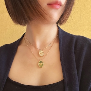 Collar con medallón de foto personalizado con conchas de mariposa y perlas, vintage, collar con foto, regalo del Día de la Madre, collar de invierno