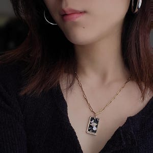 Bijoux carte Tarot émail plaqué or, collier tarot, cadeau spirituel, pendentif en émail,  soleil et lune, bijoux astrologiques
