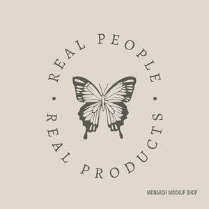 Peut inclure: Une illustration en noir et blanc d'un papillon avec le texte "REAL PEOPLE REAL PRODUCTS" en cercle autour de lui. Le texte est en gris fonc&eacute;.
