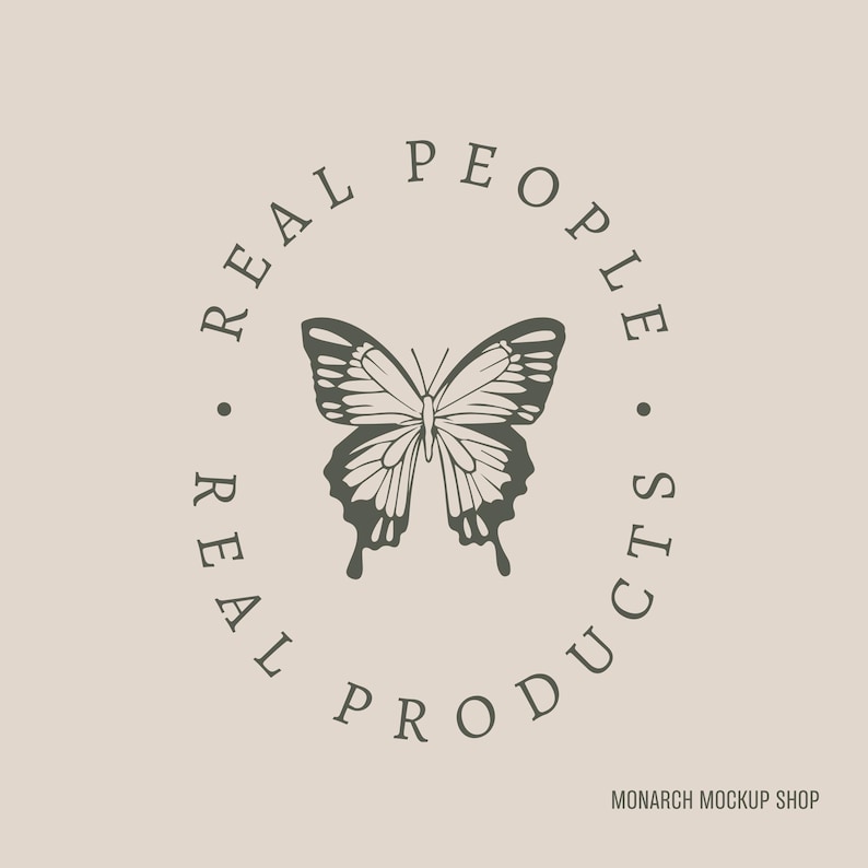 Peut inclure: Une illustration en noir et blanc d'un papillon avec le texte "REAL PEOPLE REAL PRODUCTS" en cercle autour de lui. Le texte est en gris fonc&eacute;.