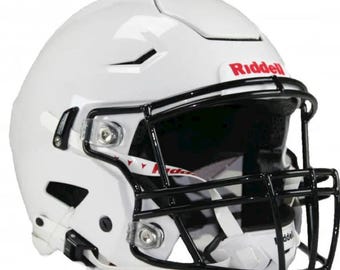 Puede incluir: Casco de fútbol americano blanco con una máscara negra. El casco tiene la palabra "Riddell" en rojo. La máscara está hecha de metal negro y tiene un escudo de plástico transparente.