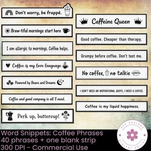 K&ouml;nnte beinhalten: Eine Sammlung rechteckiger Wort-Snippets mit schwarzem Text auf wei&szlig;em Hintergrund, die Kaffeethemen wie "Caffeine Queen" und "Coffee is my love language" enthalten. Enth&auml;lt ein Logo mit einer Blume und dem Text "KCS Designs."