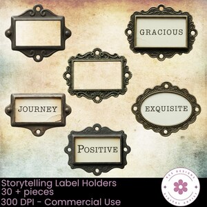 Può includere: Una collezione di porta etichette in stile antico in varie forme, tra cui rettangolari e ovali. Alcune etichette riportano le parole "JOURNEY", "GRACIOUS", "EXQUISITE" e "POSITIVE". I porta etichette sono in bronzo scuro con dettagli decorativi, su uno sfondo strutturato.