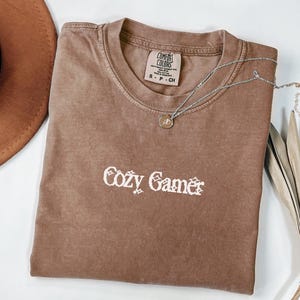 Maglietta Fields of Mistria Cozy Gamer Comfort Colors, maglietta da gaming con estetica Cottagecore, regalo ispirato a Stardew Valley per ragazze giocatrici e streamer