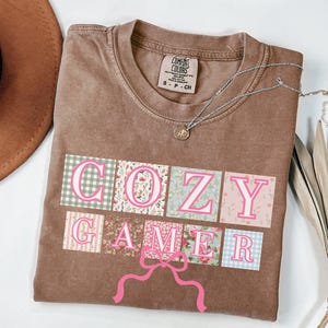 Abbigliamento da gioco Cozy Gamer di Comfort Colors, maglietta Cozy Gamer, gadget da gioco, regali per ragazze gamer, accessori da gioco Stardew Valley
