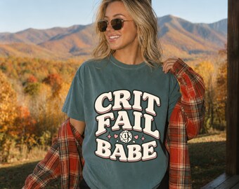 Comfort Colors® Crit Fail Babe Shirt Lustiges TTRPG-Gamer-Shirt Süßes Tabletop-Gaming-Shirt Sarkastisches Nerd-Shirt Trendiges Geschenk für Gamer-Mädchen