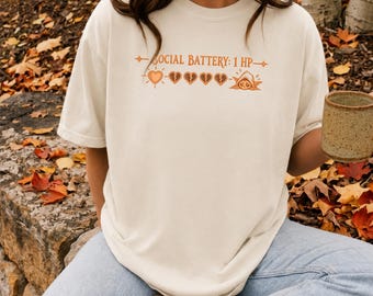 Comfort Colors® Social Battery 1 HP Shirt – Lustiges Shirt für Introvertierte, Sarkastisches Gamer-Shirt, Shirt gegen soziale Ängste, Trendiges Humor-Shirt – Geschenk für Sie