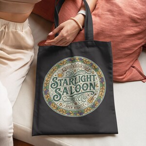 以下が含まれることがあります： 黒いトートバッグ。円形のデザインで、「Starlight Saloon」、「Located in Pelican Town」、「Open Nightly」の文字が描かれています。 ビールジョッキ、ギター、ブドウのイラストが含まれています。