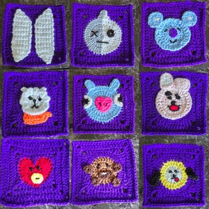 Può includere: Nove quadrati all'uncinetto viola con diversi personaggi dei cartoni animati colorati al centro. I personaggi includono un personaggio blu e bianco con una croce sulla fronte, un personaggio blu e bianco con un naso rosa, un personaggio marrone con un naso rosa, un personaggio giallo con un naso rosa, un personaggio bianco con un naso rosa, un personaggio bianco con un naso rosa, un personaggio bianco con un naso rosa, un personaggio bianco con un naso rosa e un personaggio bianco con un naso rosa.