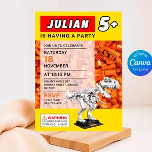 Könnte beinhalten: Eine gelbe Geburtstagseinladung mit dem Namen "JULIAN" in Rot und dem Alter "5+". Die Einladung enthält Datum, Uhrzeit und Ort sowie ein weißes Dinosaurier-Modell. Der Hintergrund ist mit orangefarbenen Spielzeugbausteinen gefüllt.