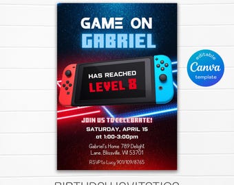 Op de afbeelding: Een rood-blauwe verjaardagsuitnodiging met een afbeelding van een videogamecontroller. De tekst luidt "Game On Gabriel Has Reached Level 8". De uitnodiging bevat details voor een feest op zaterdag 15 april van 13:00 tot 15:00 uur.