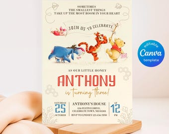 Puede incluir: Una invitación de cumpleaños de color beige claro con personajes de Winnie the Pooh. La invitación dice "Únete a nosotros para celebrar" y "¡Anthony cumple tres años!" con los detalles del evento. Un logotipo de plantilla de Canva azul está en la esquina.