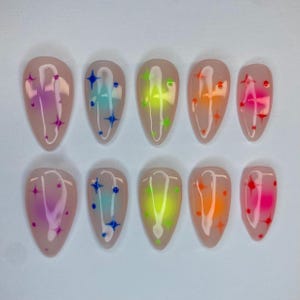 Rainbow Aura Druk op de nagels met sterren