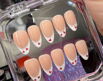 French Tip Press auf Nägel mit Herzen, Valentinstag inspiriert
