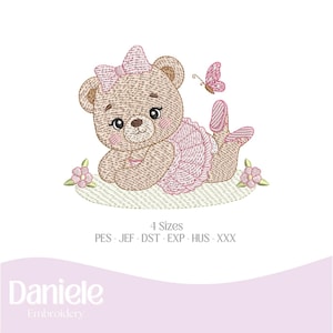 Pode incluir: Design bordado de um ursinho com laço e tutu rosa, com uma borboleta rosa e flores. O design está em um fundo branco. O texto "4 Tamanhos" e os formatos de arquivo de bordado estão abaixo.