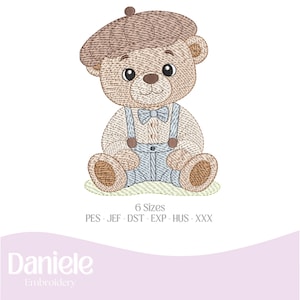 Op de afbeelding: Borduurontwerp van een bruine teddybeer met een bruine baret, een blauwe vlinderdas en een blauwe overall. Het ontwerp bevat de tekst "6 maten" en "PES-JEF-DST-EXP-HUS-XXX".