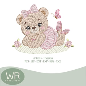Pode incluir: Um design de bordado apresentando um urso de pelúcia marrom claro vestindo um tutu rosa e um laço combinando na cabeça. O urso está deitado com uma borboleta rosa acima e duas pequenas flores rosas em cada lado. O texto diz 4 Sizes 1 Design PES JEF DST EXP HUS XXX.