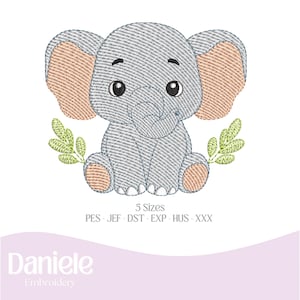 Pode incluir: Desenho bordado de um elefante cinza com orelhas de pêssego, sentado com folhas verdes de cada lado. O design está disponível em 5 tamanhos e nos seguintes formatos: PES, JEF, DST, EXP, HUS, XXX.