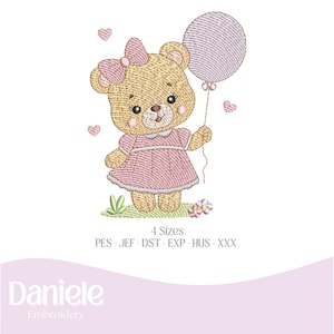 Puede incluir: Diseño bordado de un oso de peluche marrón que lleva un vestido rosa y sostiene un globo morado. El oso tiene un lazo rosa en el pelo y hay corazones rosas en el fondo.