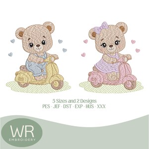 Pode incluir: Dois ursos de pelúcia bordados em scooters. Um urso usa macacão azul e anda de scooter amarelo. O outro urso usa um vestido roxo e anda de scooter rosa. Corações e texto também estão incluídos.