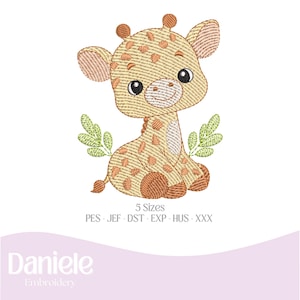 Puede incluir: Diseño bordado de una linda jirafa de dibujos animados sentada con hojas verdes. El diseño está disponible en 5 tamaños: PES, JEF, DST, EXP, HUS y XXX.