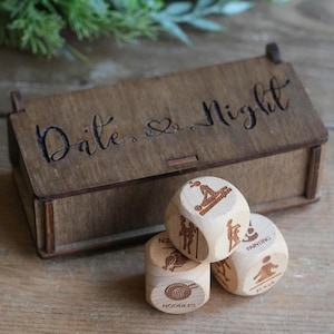 "Personalisierte hölzerne Datum-Nacht-Würfelbox mit Entscheidungsmünze und Geschenkkarte." Individuelles Geschenk für das Paar, Valentinstag, Jahrestag.