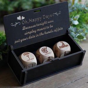"Personalisierte hölzerne Datum-Nacht-Würfelbox mit Entscheidung Conin und Geschenkkarte" Individuelle Geschenkidee zum Valentinstag, Paar, Jahrestag