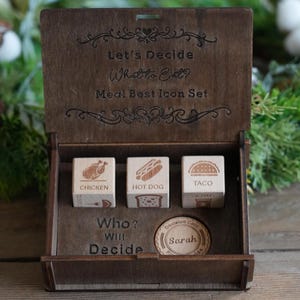 Aangepaste maaltijdbox met houten dobbelstenen en beslissingsmunt, gepersonaliseerd cadeau, cadeau-ideeën voor verjaardagen, jubileum, bruiloft, cadeaus voor het stel.