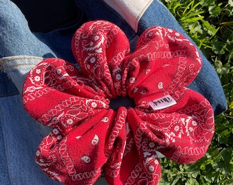 Elástico de cabelo extra grande em formato de flor com estampa paisley, feito com material reciclado. Ideal para presentear na primavera.