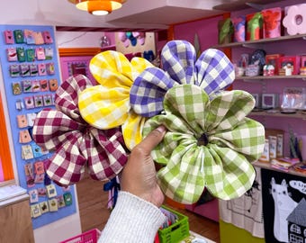 Elástico de cabelo extra grande em formato de flor com estampa xadrez vichy, acessório de cabelo perfeito para a primavera, estilo cottagecore.