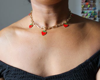 Choker con ciondolo a fragola: collana con catena a graffetta in oro chiaro