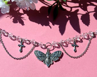 Collana girocollo con ciondolo a forma di falena e teschio: collana Whimsigoth con perline trasparenti