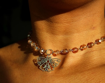 Choker con falena lunare con perline color pesca