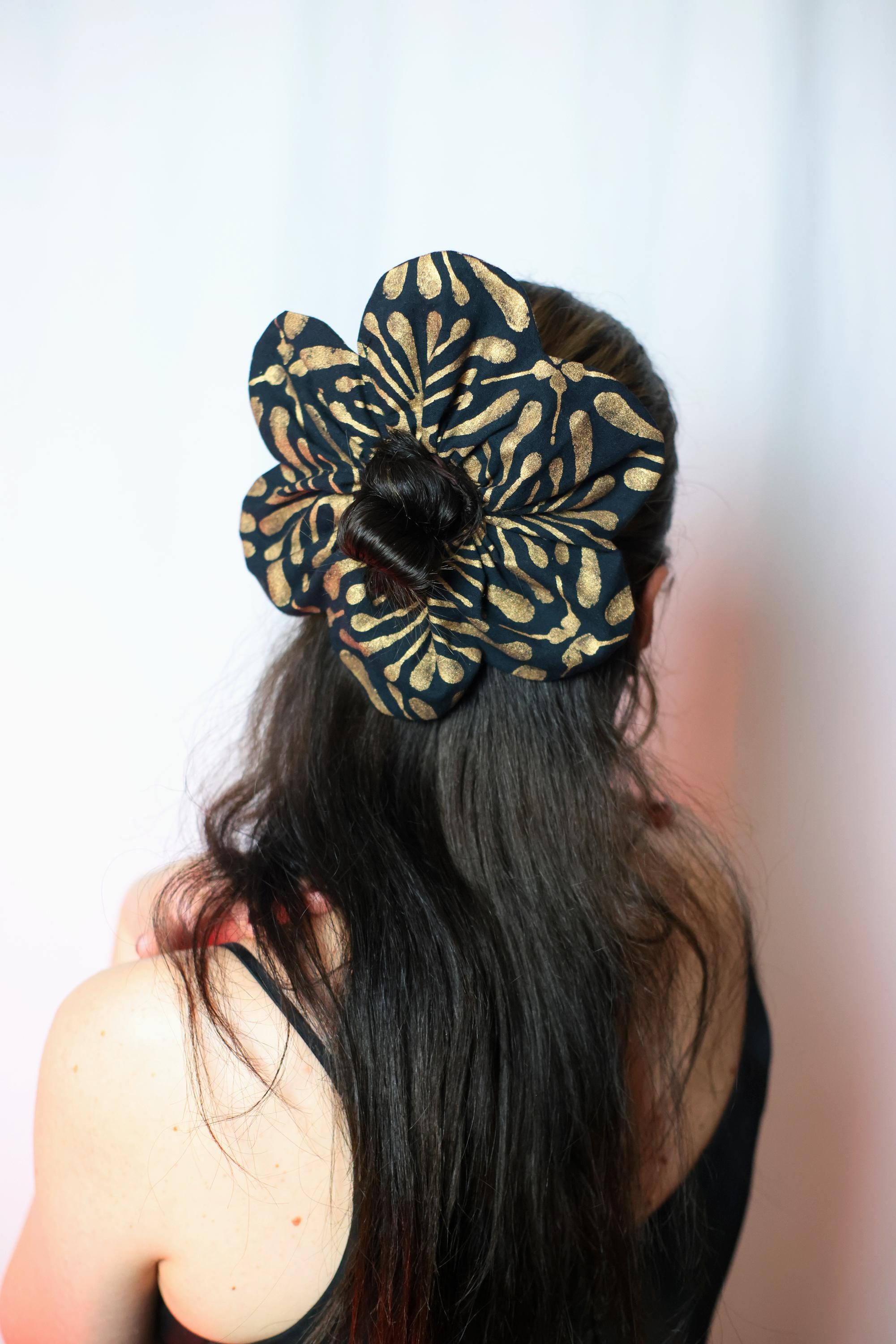 Scrunchie XL con fiori: accessorio per capelli boho con stampa Ankara blu e marrone