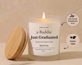 Candela "A Baddie Just Graduated", regalo di laurea personalizzato per lei, divertente candela in cera di soia per laureati, ricordo decorativo