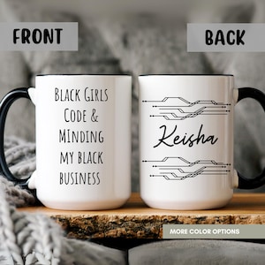 Könnte beinhalten: Weißer Keramikbecher mit schwarzem Henkel und Rand. Auf der Vorderseite des Bechers steht "BLACK GIRLS CODE & MINDING MY BLACK BUSINESS" in schwarzer Schrift. Auf der Rückseite des Bechers steht der Name "Keisha" in Schreibschrift mit einem schwarzen Design.