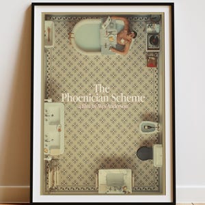 Puede incluir: Póster enmarcado que muestra un baño desde arriba, con una persona en una bañera. El título del póster es "The Phoenician Scheme", con el texto "a film by Wes Anderson". El baño tiene baldosas estampadas en el suelo.