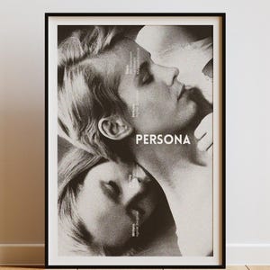 以下が含まれることがあります： 白黒のポスターで、2人の女性の顔がクローズアップされている。ポスターには「PERSONA」という文字が白で印刷されている。