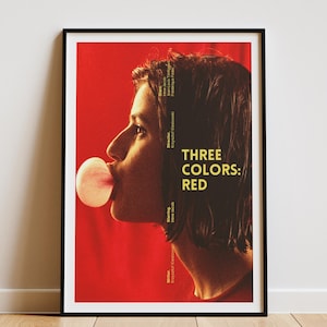 以下が含まれることがあります： 「三色: 赤」の映画ポスター。暗い色の髪の女性がシャボン玉を吹いている。背景は単色の赤。映画のタイトルは黄色の文字で書かれている。