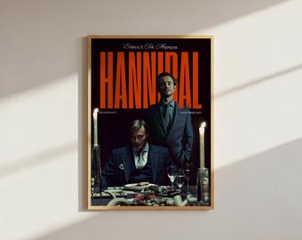 Pode incluir: Um cartaz retangular com o título HANNIBAL em letras grandes cor de laranja. Abaixo, duas pessoas de fato escuro estão sentadas a uma mesa com velas. O texto EMBRACE THE MADNESS aparece no topo, com ELEGANCE e MADS MIKKELSEN abaixo.