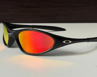 Okulary przeciwsłoneczne Oakley Minute 1.0 Black, czerwone soczewki irydowe, Gorpcore Outdoor Vintage Y2K, z płytką łączącą